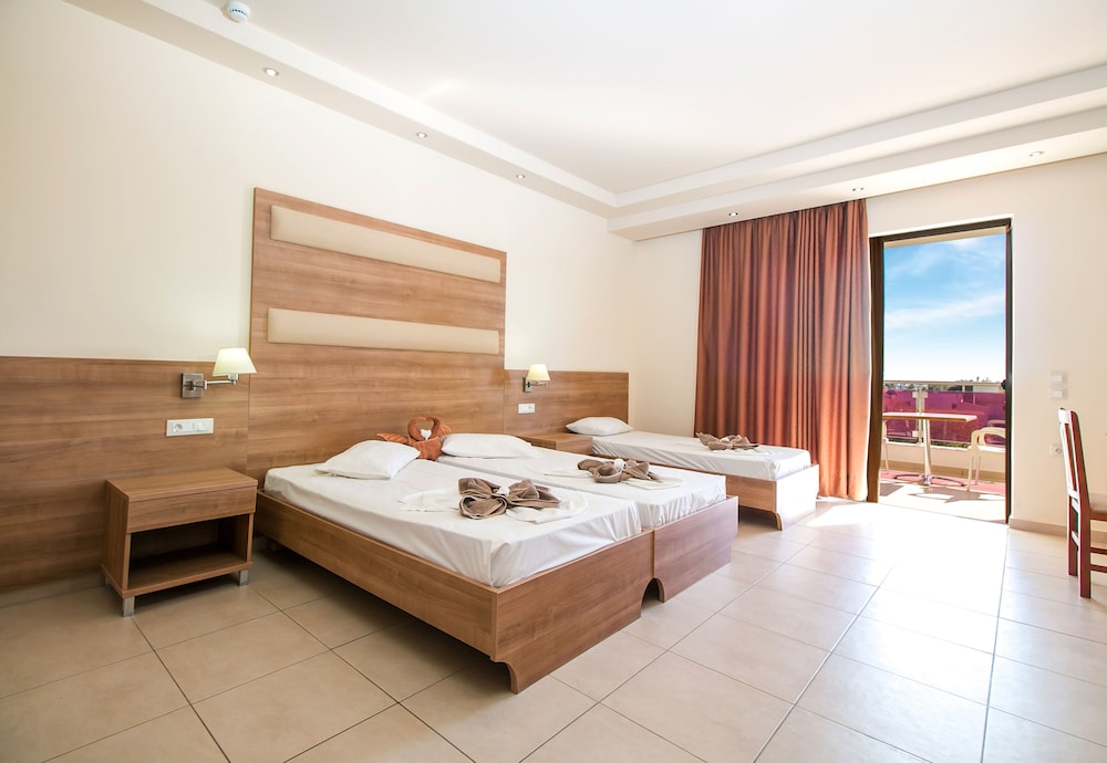 Superior Room, 1 Bedroom, Pool View photo 1