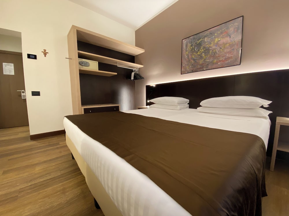 Classic Double or Twin Room photo 3