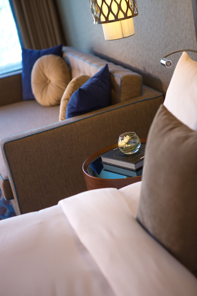 Deluxe Room, 1 King Bed, City View thumbnail 5