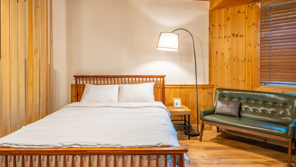 Basic Room, 1 Bedroom (Red Cloud)