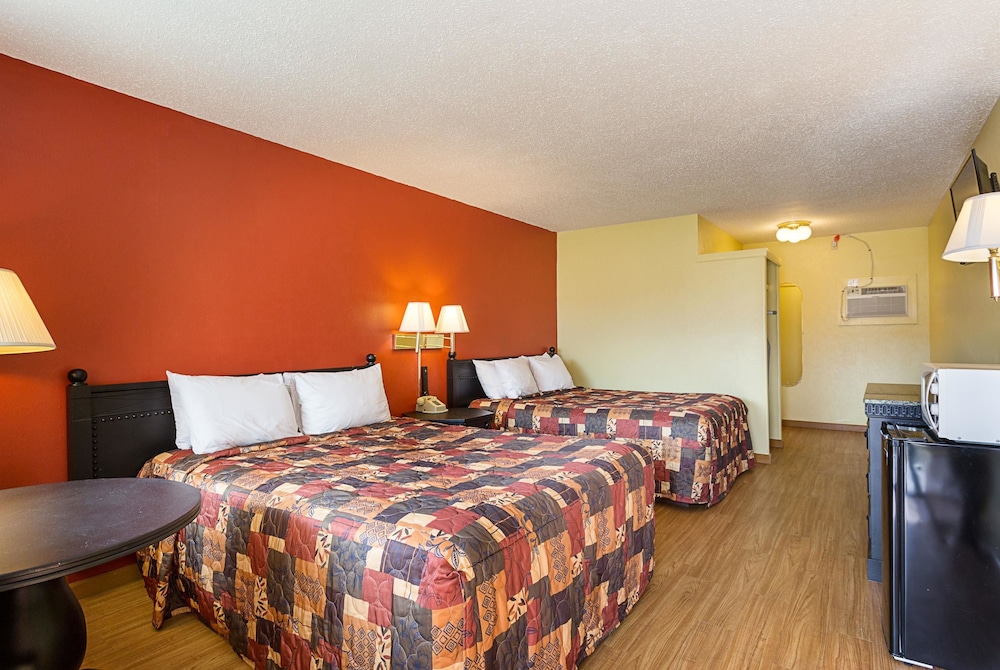 Standard Room, 2 Queen Beds, Smoking - Photo 1