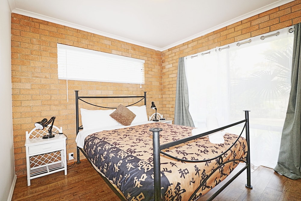 2 Bedroom Unit with Large Fenced Yard photo 2