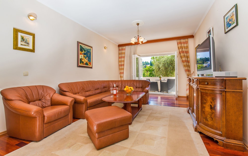 Classic Apartment, 2 Bedrooms, Kitchen