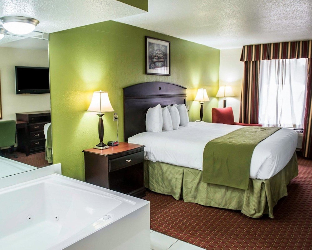 Room, 1 Queen Bed, Smoking photo 2