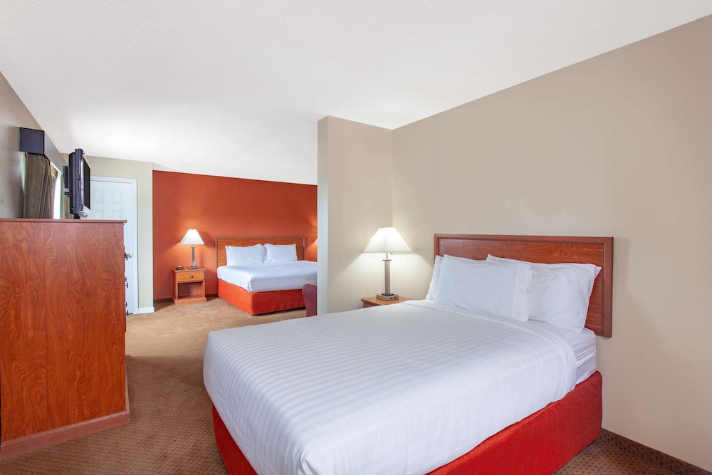 Studio Suite, Non Smoking (1 King Bed and 1 Double Bed) photo 1