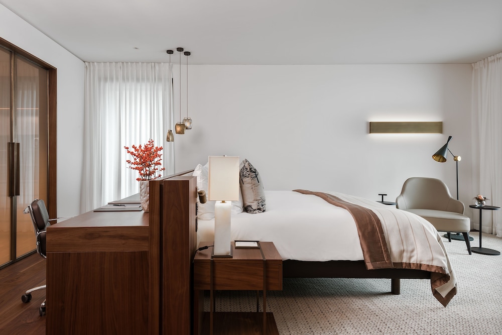 Contemporary Lake view Panorama Suite with Spa Access photo 3