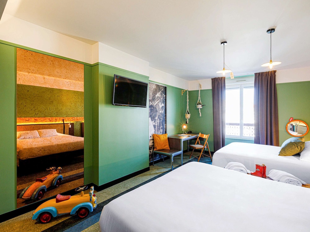 Standard Room, 2 Double Beds thumbnail 6