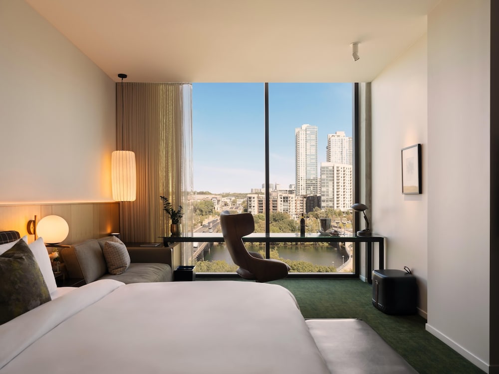 Lake View King Suite