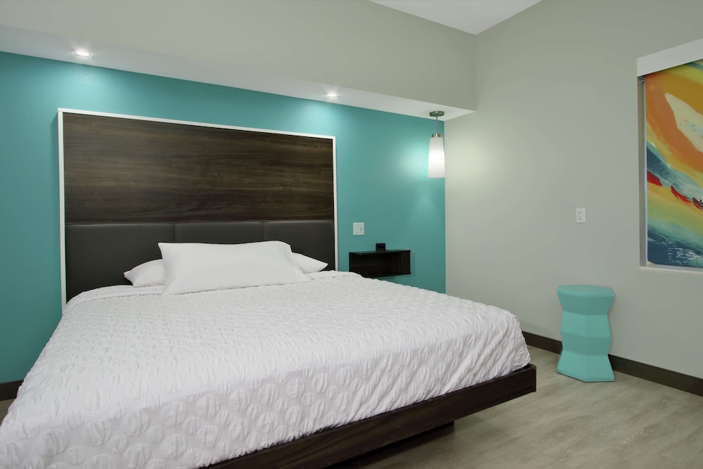 Room, 1 King Bed, Accessible (Hearing, Roll-in Shower) photo 2