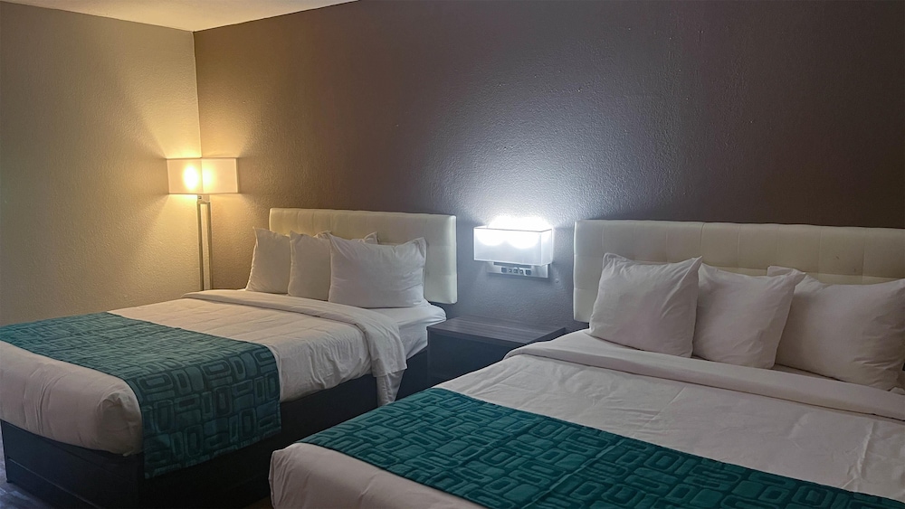 Room, 2 Queen Beds, Smoking photo 2