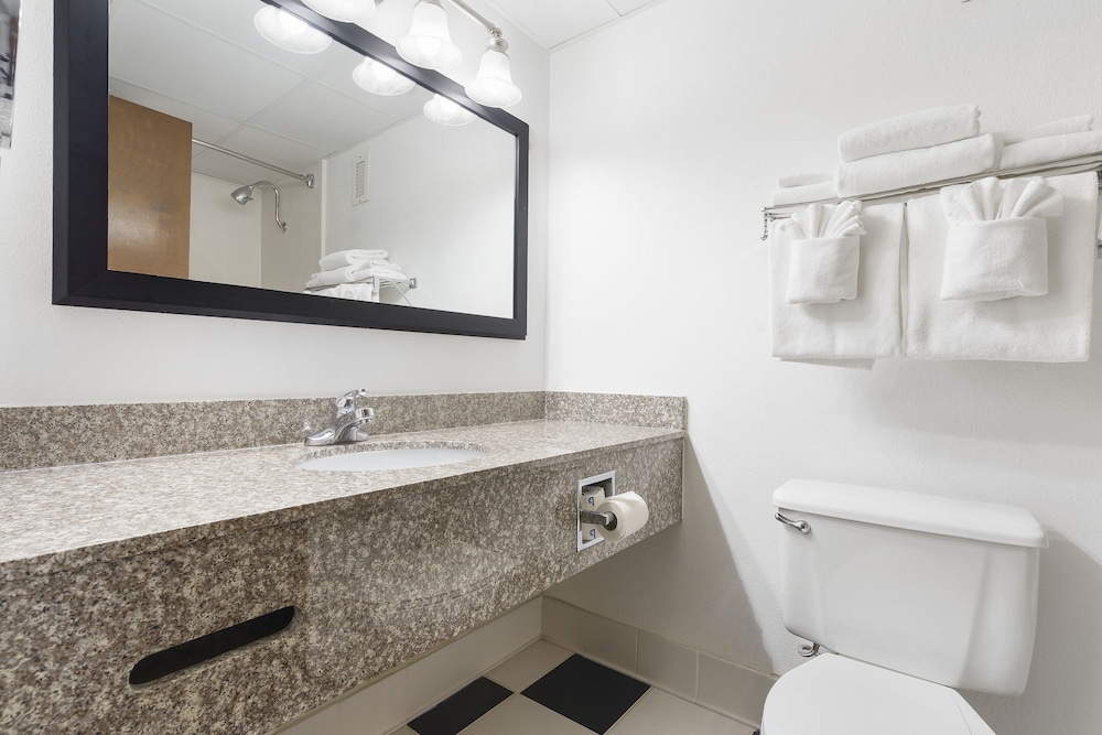 Standard Double Queen Room - Photo 7