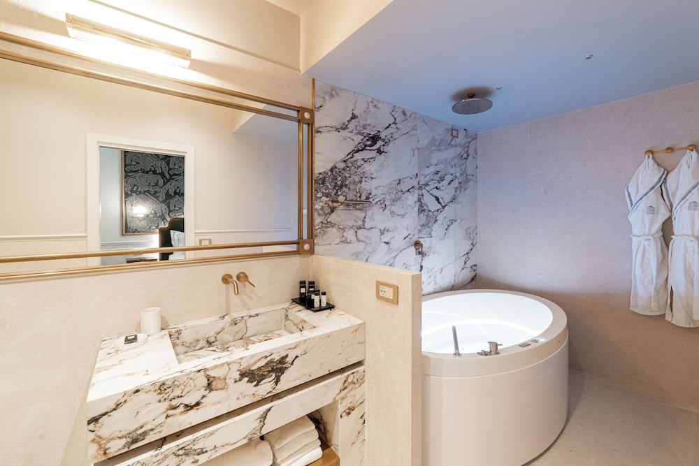 Executive Double Room thumbnail 5