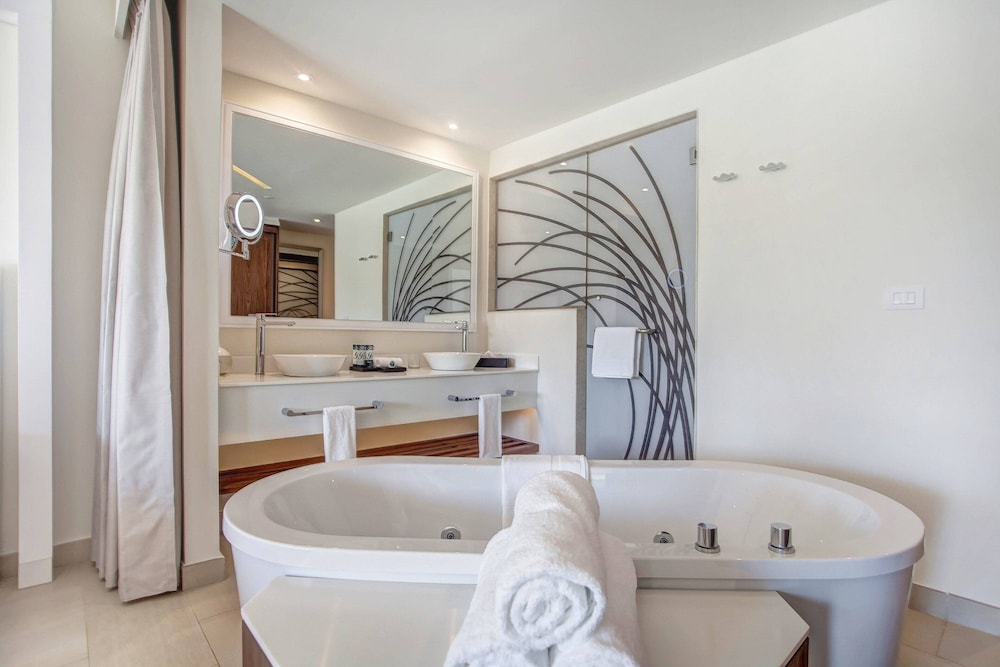 Luxury Junior Suite Ocean View Diamond Club photo 2