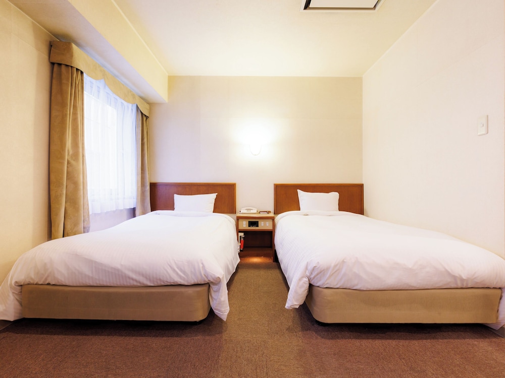 Twin Room, Smoking