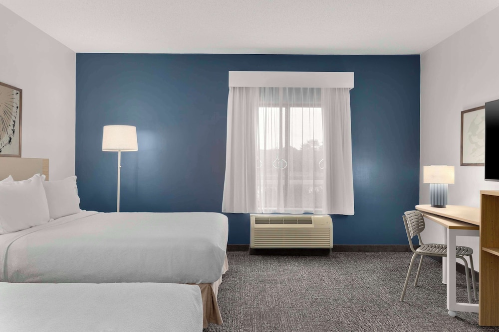 Room, 2 Queen Beds, Accessible (Mobility & Hearing, Roll-in Shower) photo 3