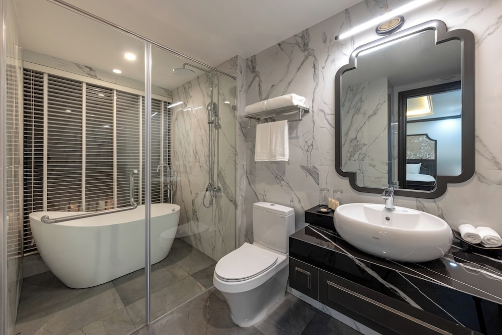 Deluxe Double Room, Bathtub photo 3