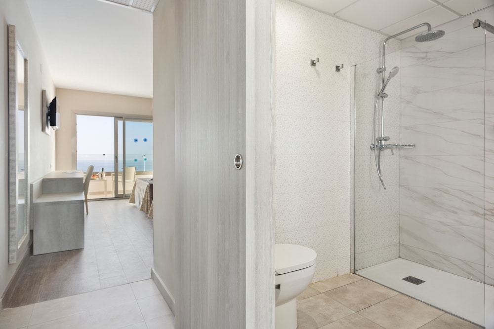 Standard Room (3 Adults + 1 Child) - Photo 8