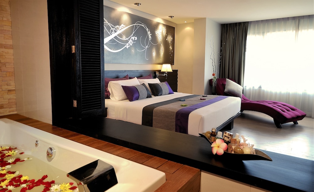 Diplomat Corner Suite photo 2