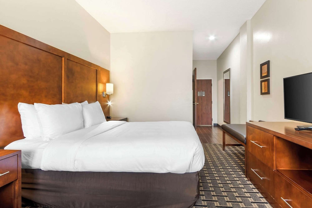 1 QUEEN BED WITH ACCESSIBLE TUB - Photo 4