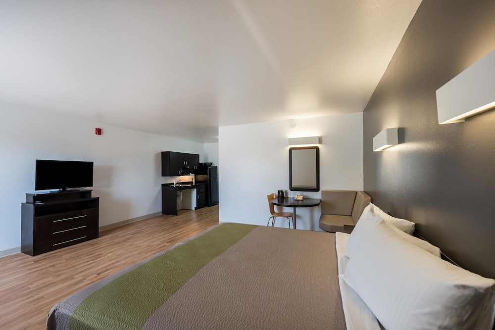 Standard Suite, 1 King Bed, Non Smoking photo 2