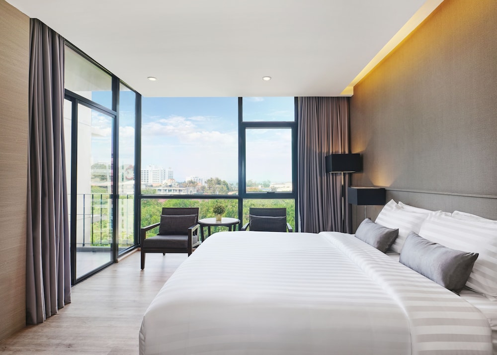 Deluxe Room with Kitchenette - Photo 13