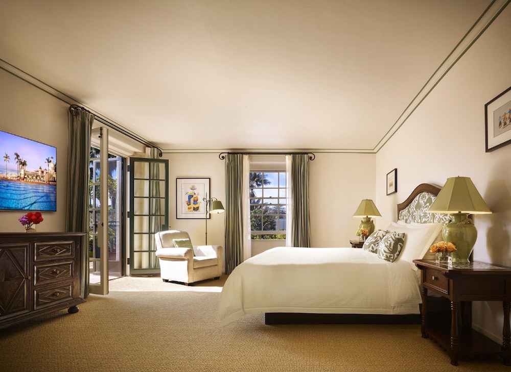 Suite, 1 King Bed with Sofa bed, 2 Bathrooms (Palm)