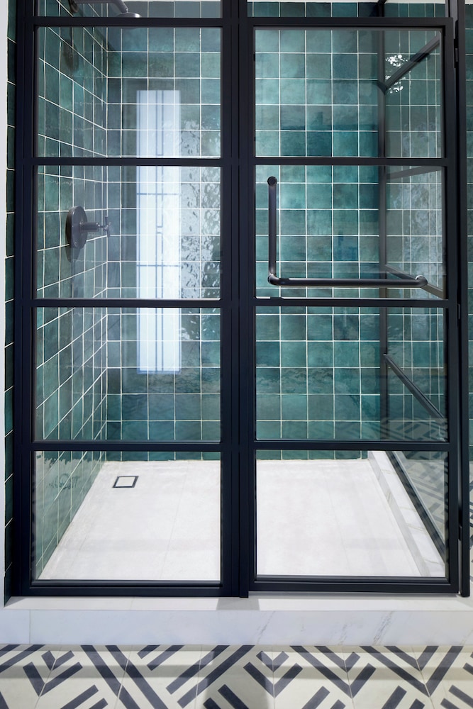 Premium Room, 1 King Bed, Roll-in Shower (Mobility) - Photo 8