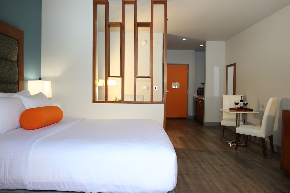 Basic Studio Suite, 1 Queen Bed, Non Smoking - Photo 1