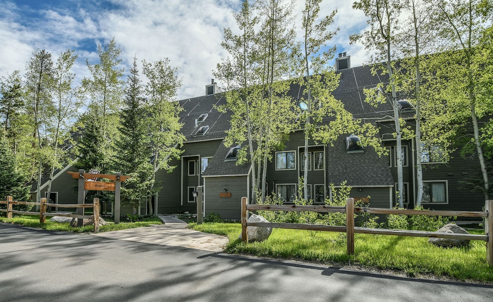 Condo, 2 Bedrooms, Pool Access, Mountain View photo 3