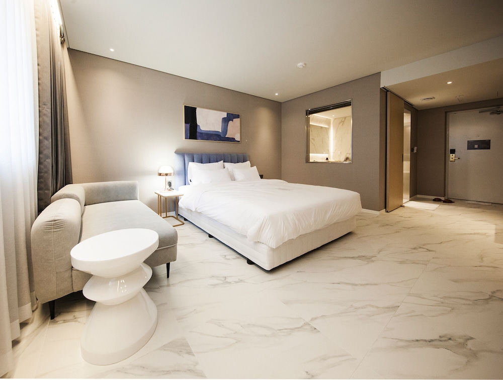 Suite - Photo 15