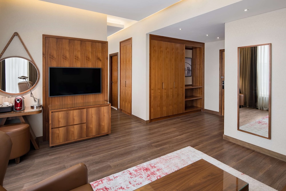 Suite, 1 Bedroom (Canal View Lounge Access)
