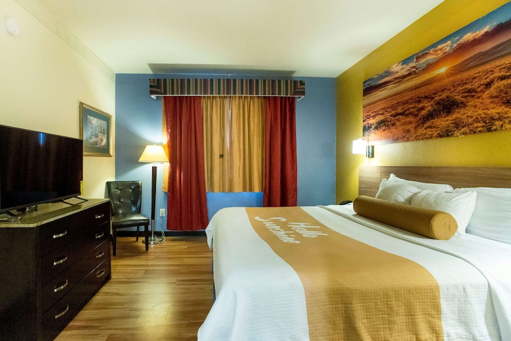 Standard Room, 1 King Bed - Photo 1