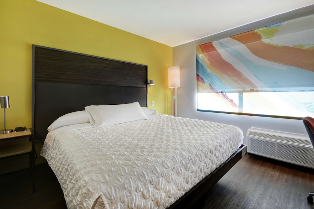Room, 1 King Bed, Accessible (Hearing) photo 2