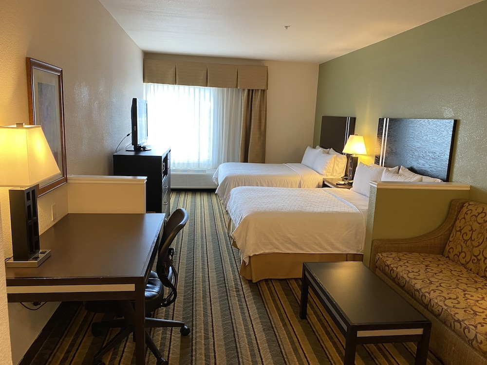 Suite, 2 Queen Beds - Photo 3
