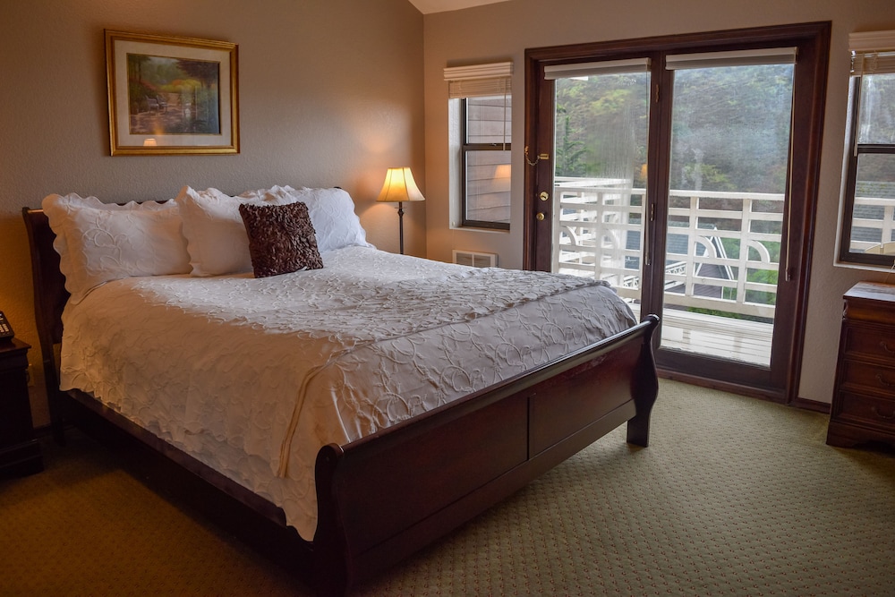 Romantic and Peaceful King with Partial Ocean View - Photo 1