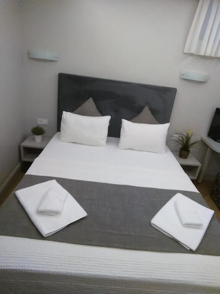 Basic Room, 1 Queen Bed, Non Smoking photo 3