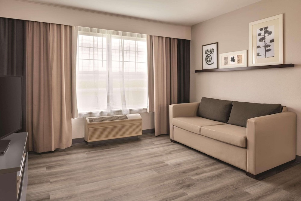 Premium Suite, 1 King Bed, Non Smoking - Photo 5