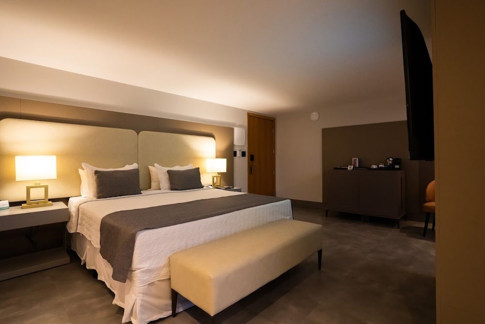 Premium Studio Suite, 1 Queen Bed, Ocean View, Beachfront