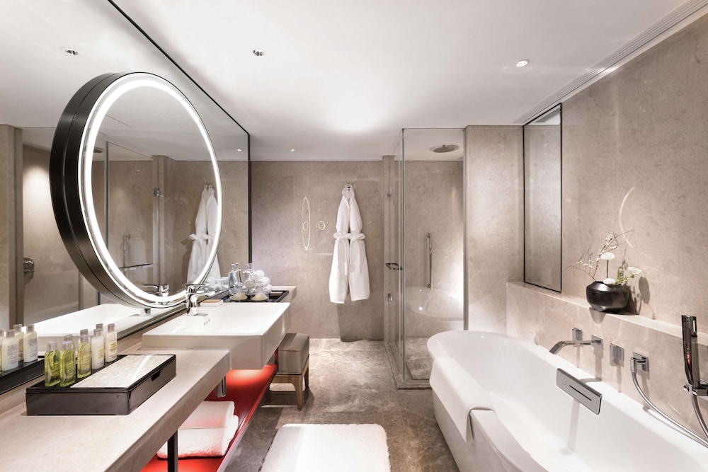King Chairman Suite thumbnail 6