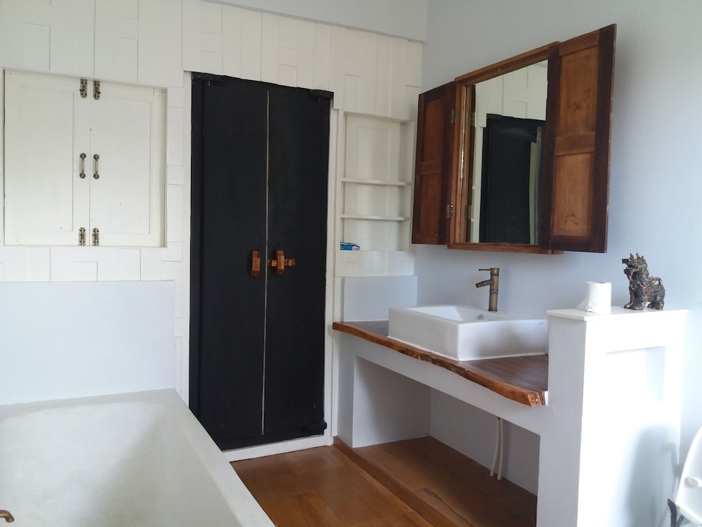 Deluxe House photo 2