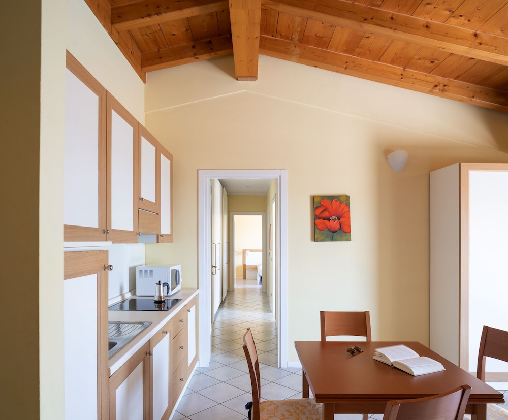 Standard Suite, 2 Bedrooms, Balcony, Lake View - Photo 11