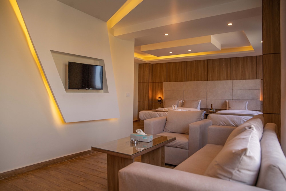 Suite with balcony pyramids view photo 2