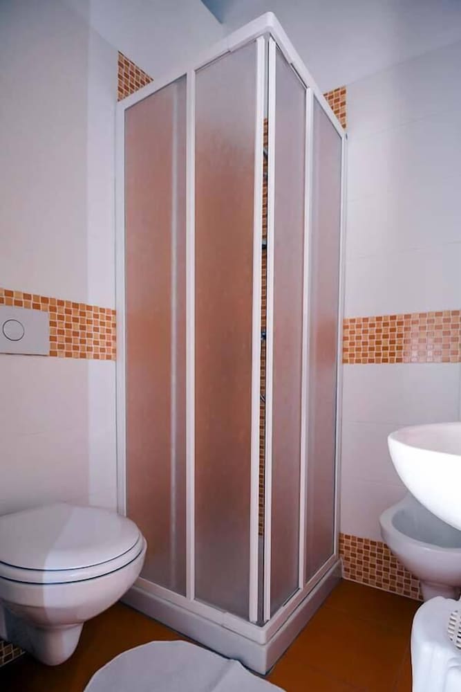 Double or Twin Room - Photo 6