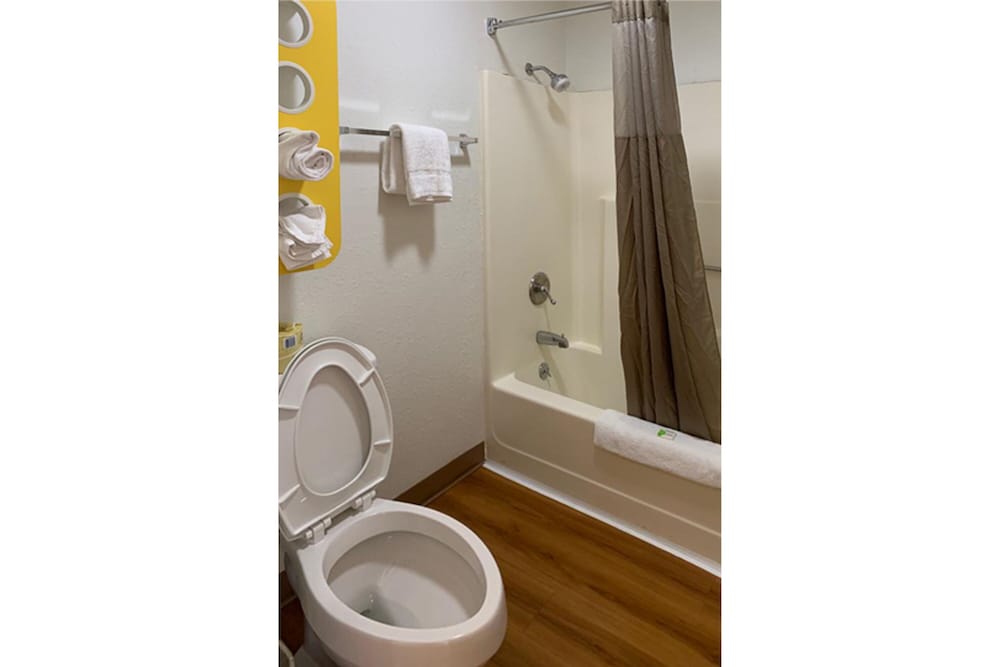 Standard Room, 1 King Bed, Non Smoking, Refrigerator & Microwave photo 3