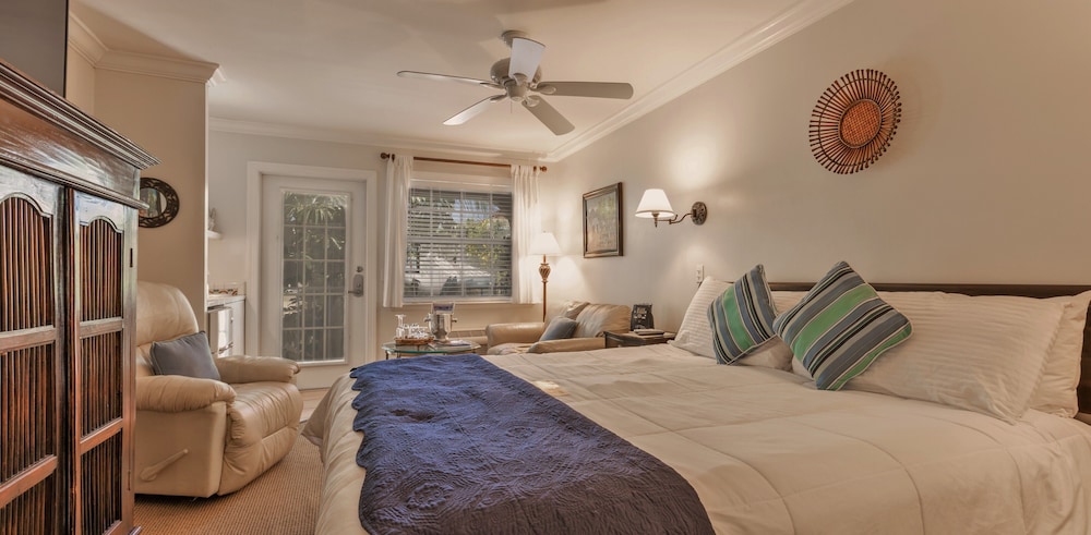 Deluxe Room, 1 King Bed, Balcony, Pool View photo 1