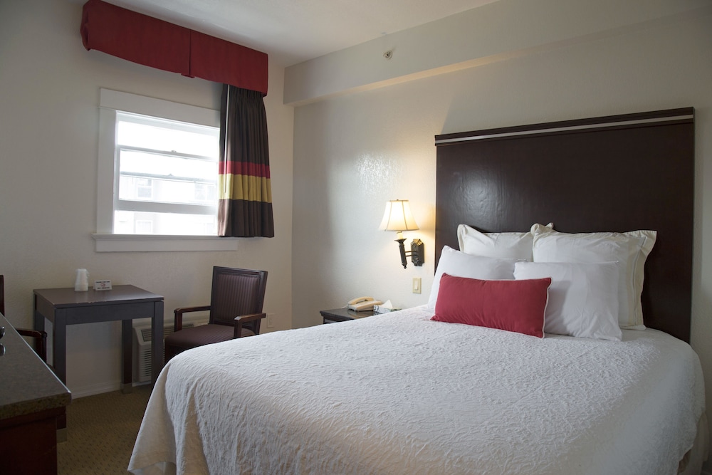 Standard Room, 1 Queen Bed - Photo 1
