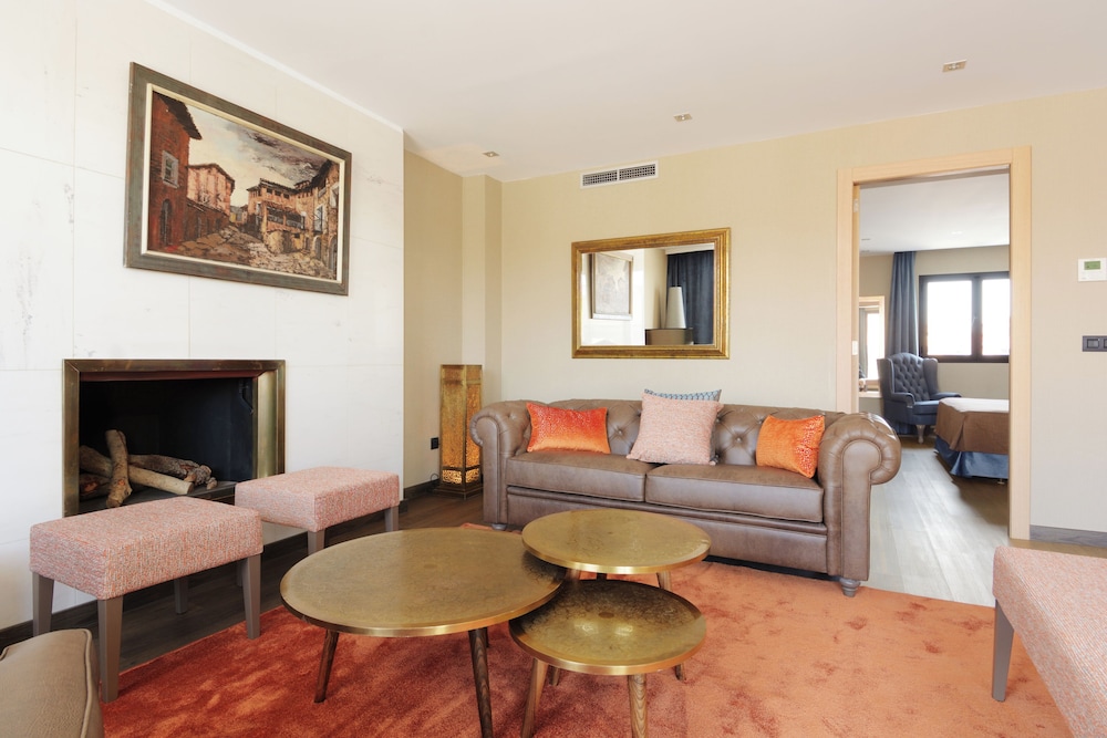Suite - Photo 10