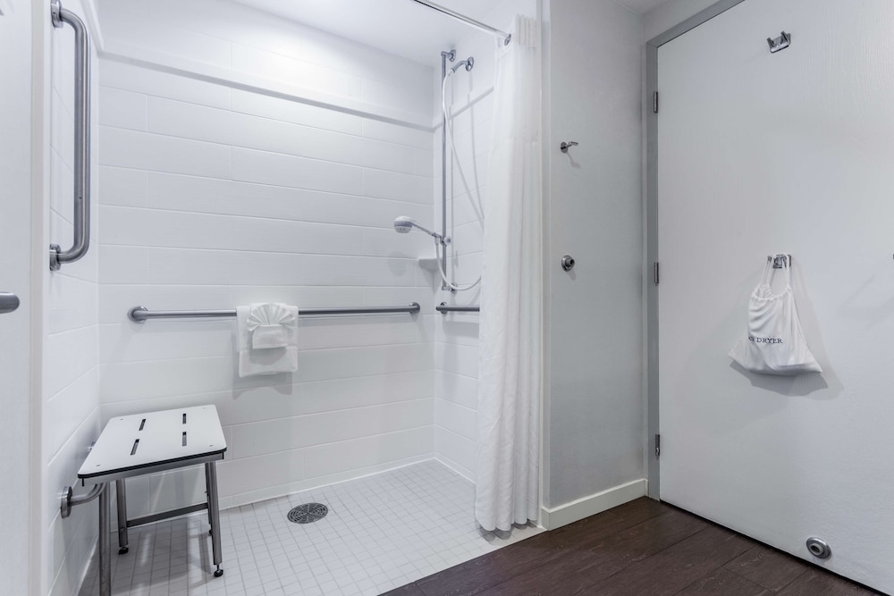 Room, 1 Queen Bed, Accessible (Hearing) - Photo 4