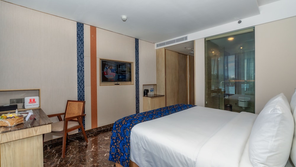 Signature Sea View King Bed photo 2