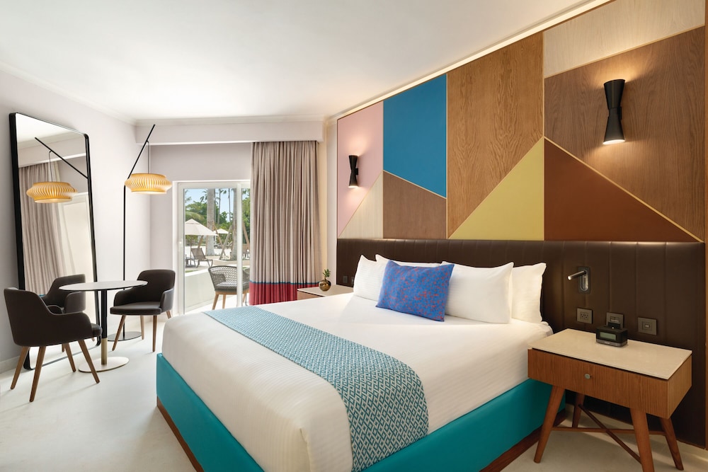 Club Room, 1 King Bed, Pool View (Preferred)